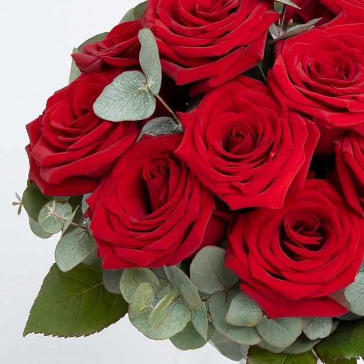 12 red roses with vase