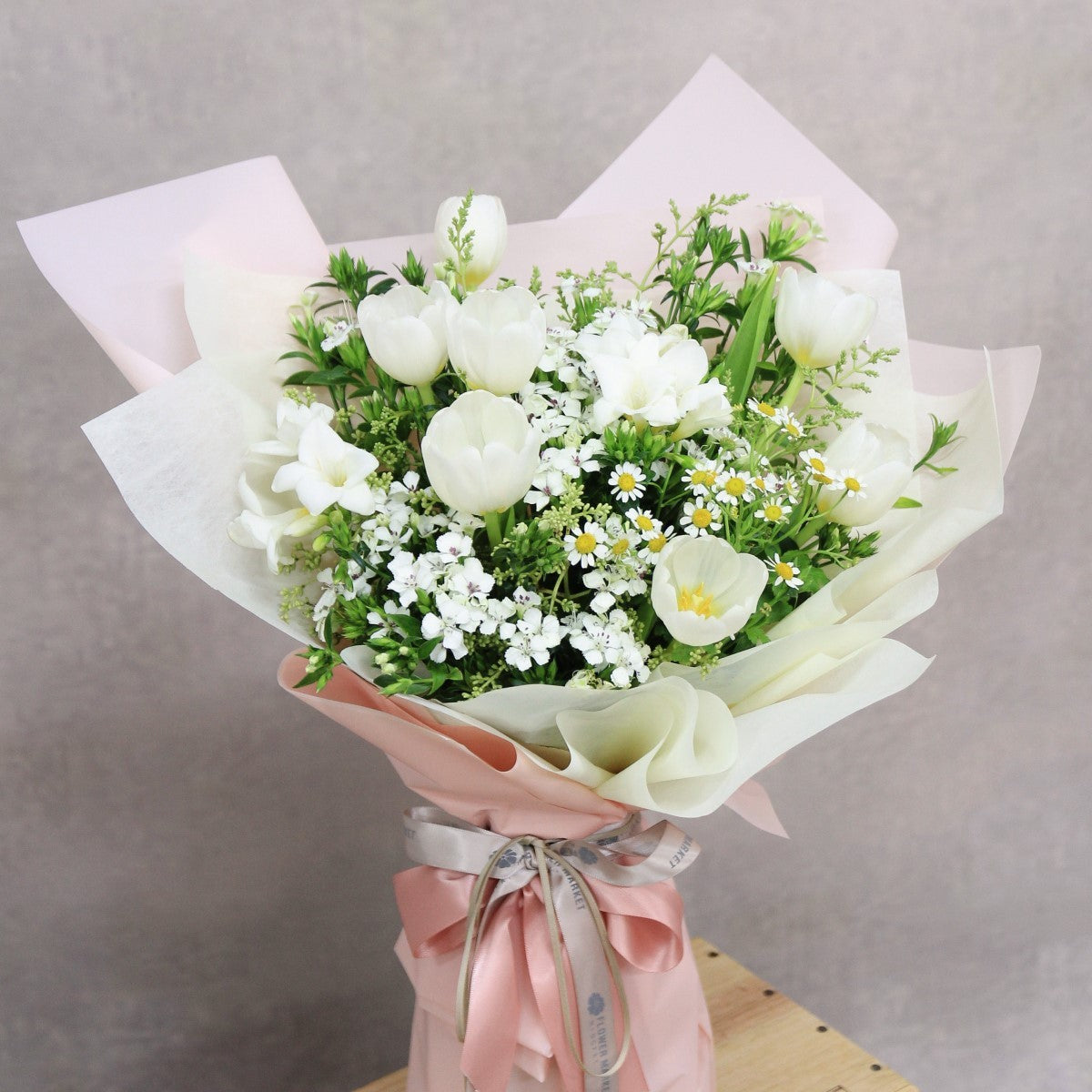 白鬱金香蜜蜂菊花束 White tulip and daisy bouquet
