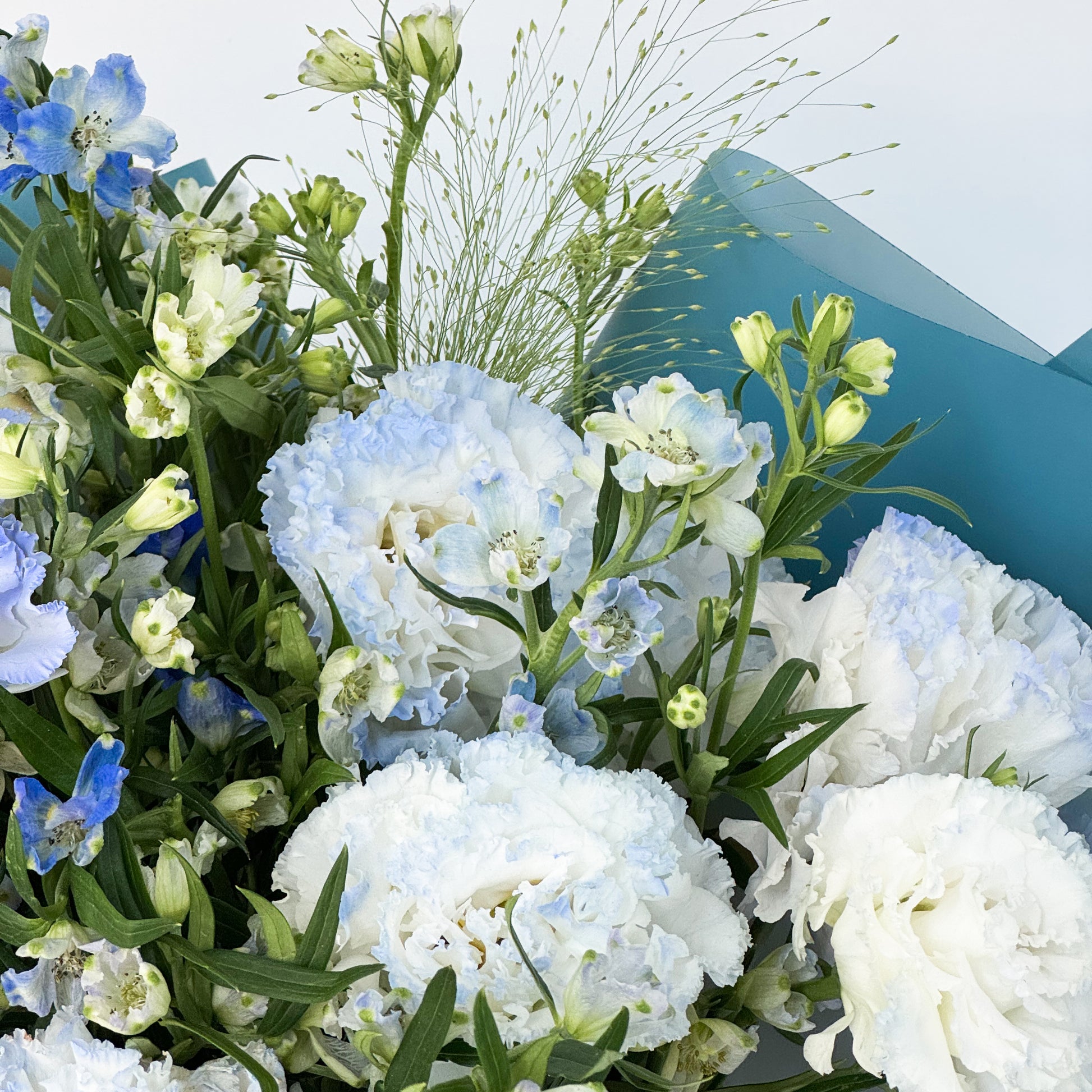 藍白桔梗花束 Blue and white eustoma bouquet – 興發鮮花市場 Hing Fat Flower Market
