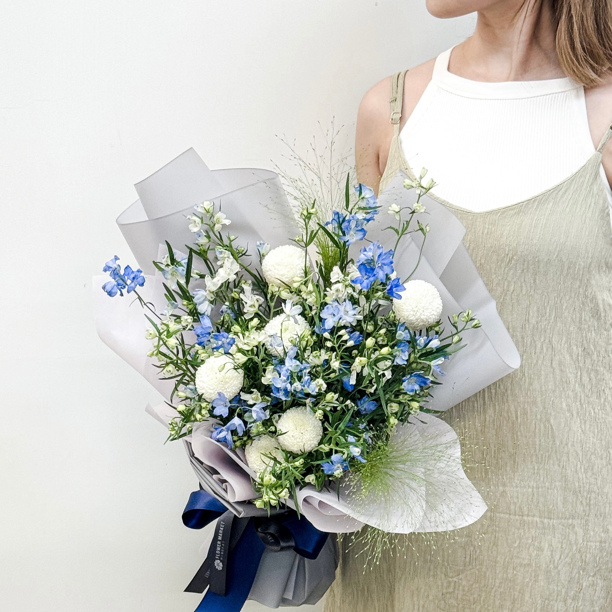 藍白小飛燕乒乓菊花束 Blue and white delphinium and ping pong bouquet