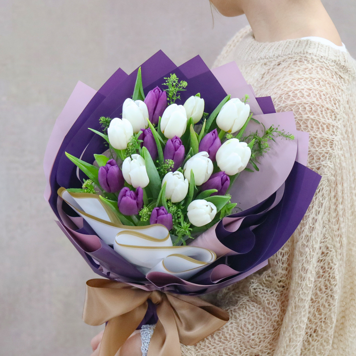 紫白色鬱金香花束