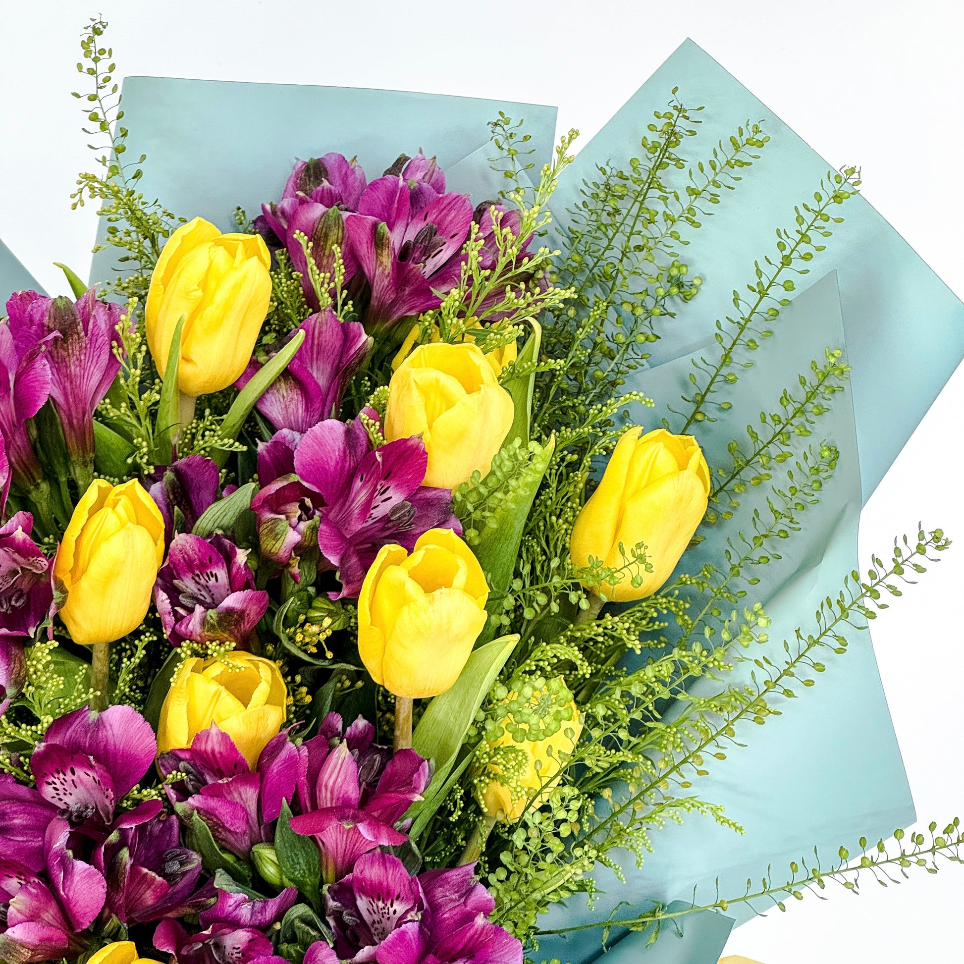 黃鬱金香小百合花束 Yellow tulip and alstroemeria bouquet close up