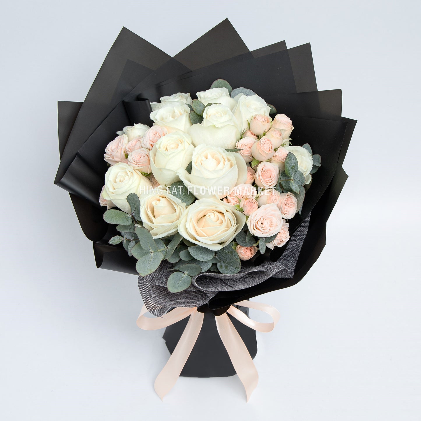 米白玫瑰花束 Cream rose and spray rose bouquet
