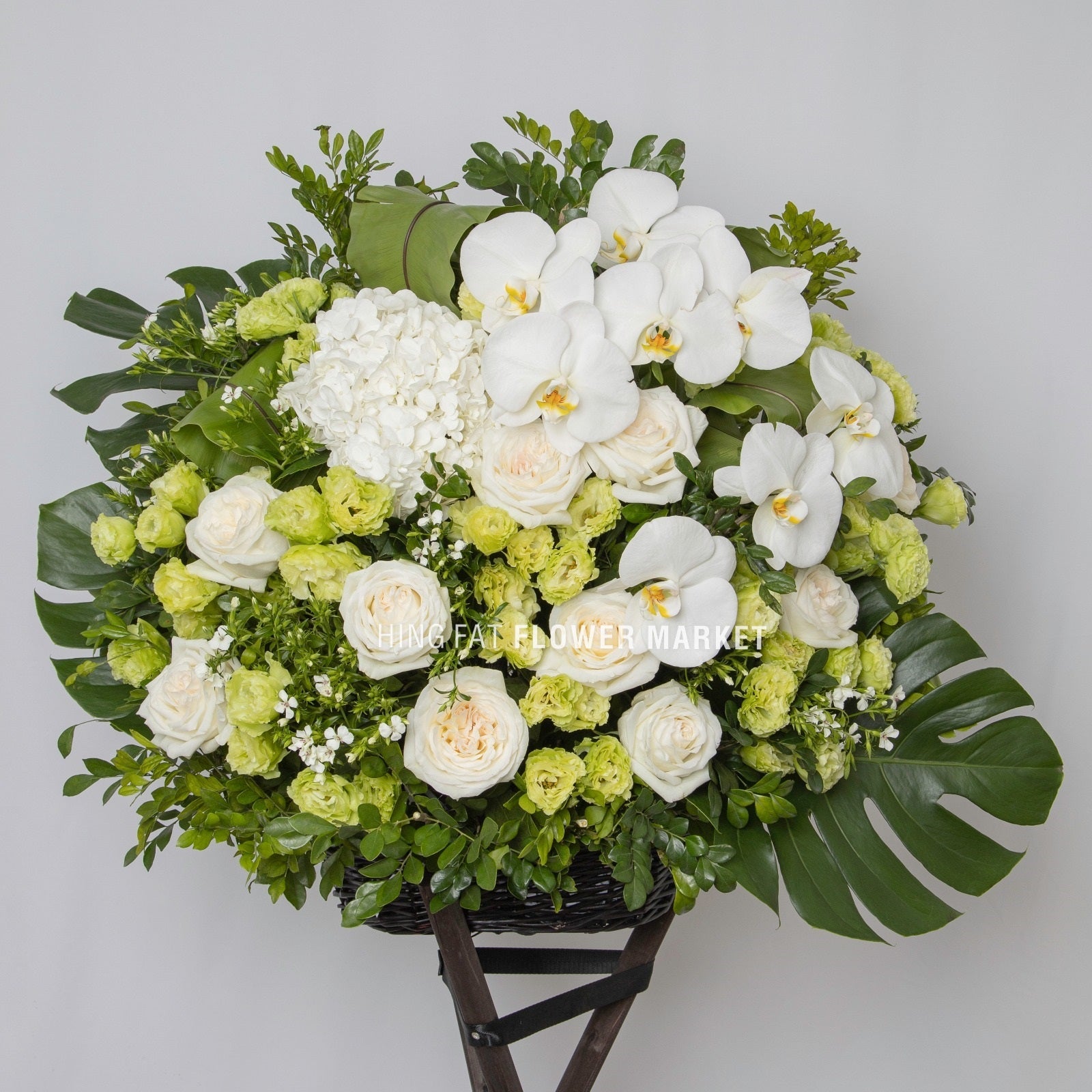 白蝴蝶蘭玫瑰花籃 White orchid and rose flower stand