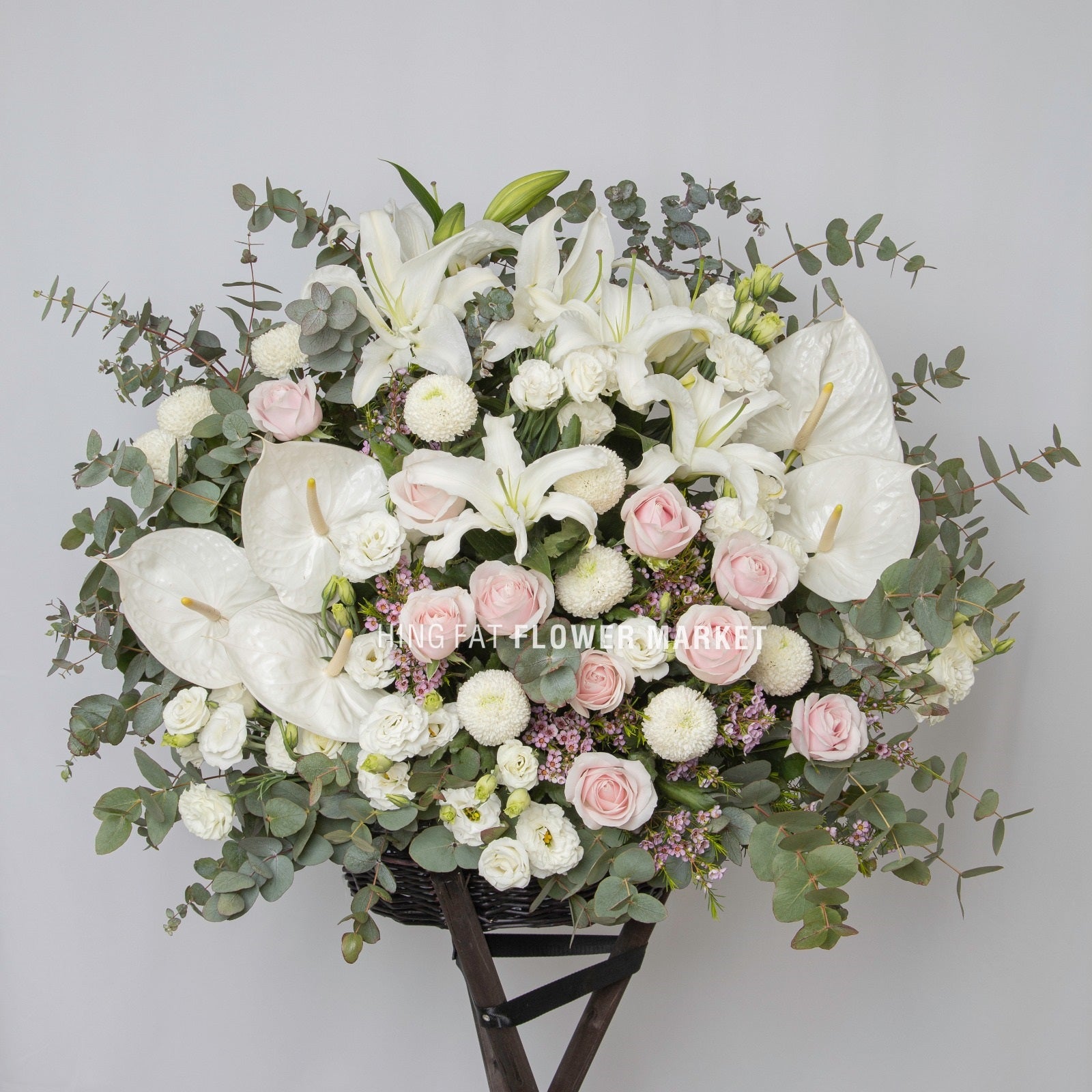 白掌百合花籃 White anthurium and lily flower stand