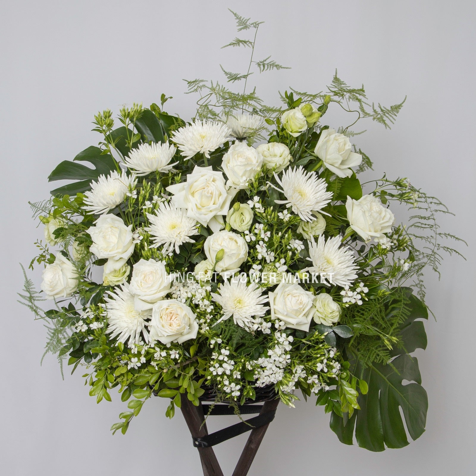 白玫瑰爪菊花籃 White rose and chrysanthemum flower stand