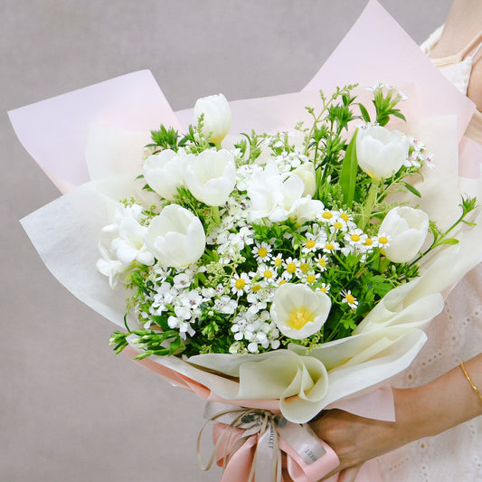 白鬱金香蜜蜂菊花束 White tulip and daisy bouquet