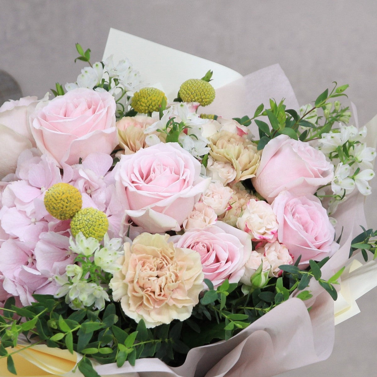 粉繡球康乃馨花束 Pink hydrangea and carnation bouquet