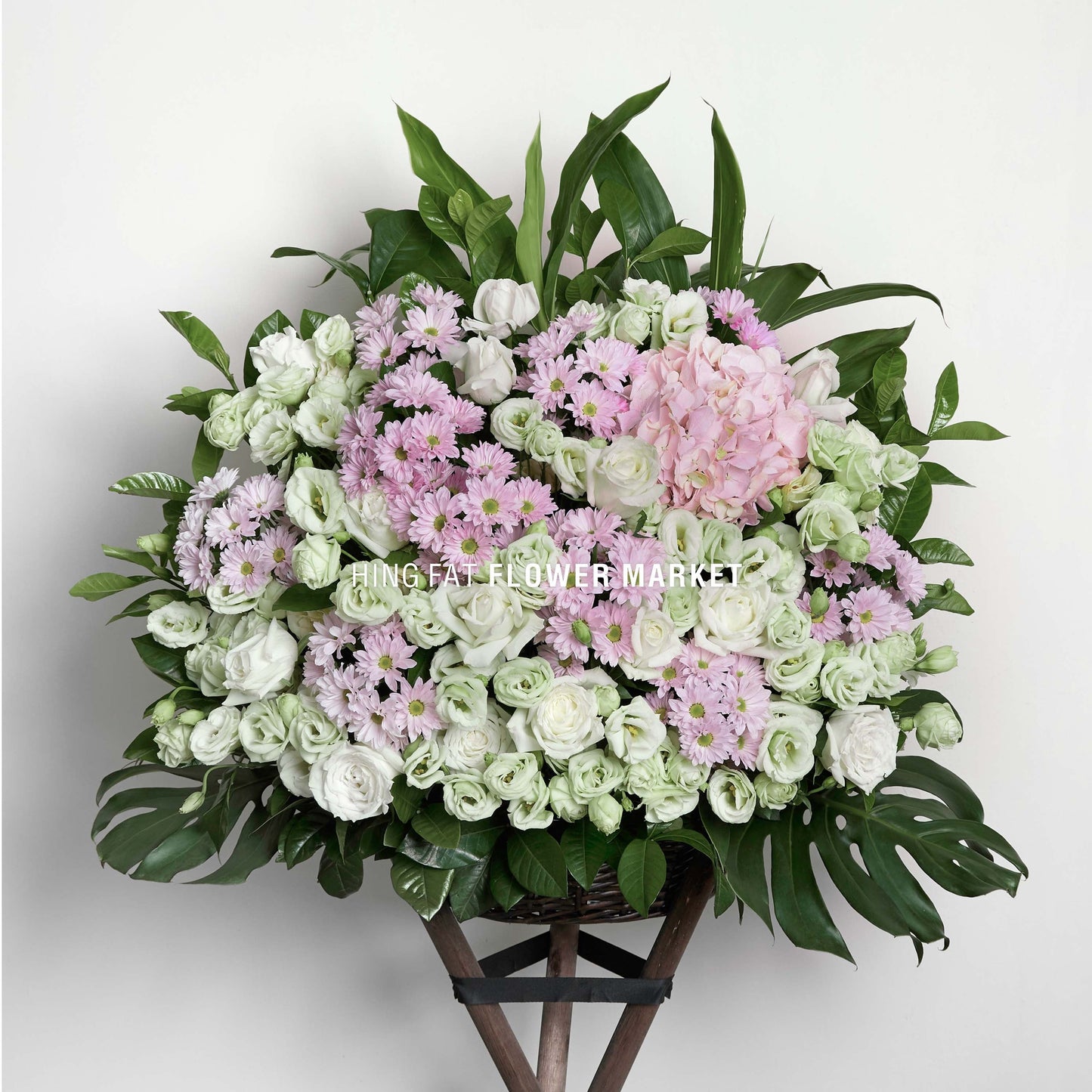 白玫瑰綠桔梗花籃 White rose and green eustoma flower stand